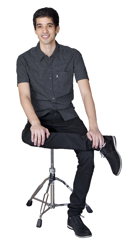 Professor Zeca Vieira sorrindo e sentado em um banco do instrumento, preparado para dar aulas de bateria.